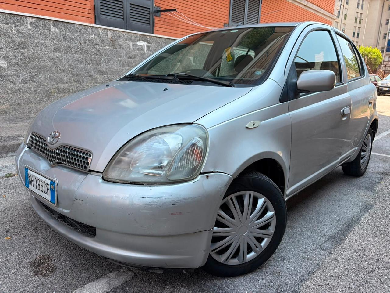 Toyota Yaris 1.0i 16V cat 5 porte Sol