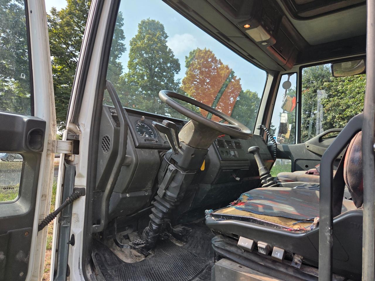 Iveco Eurocargo 120E18K Rib trilaterale con Gru