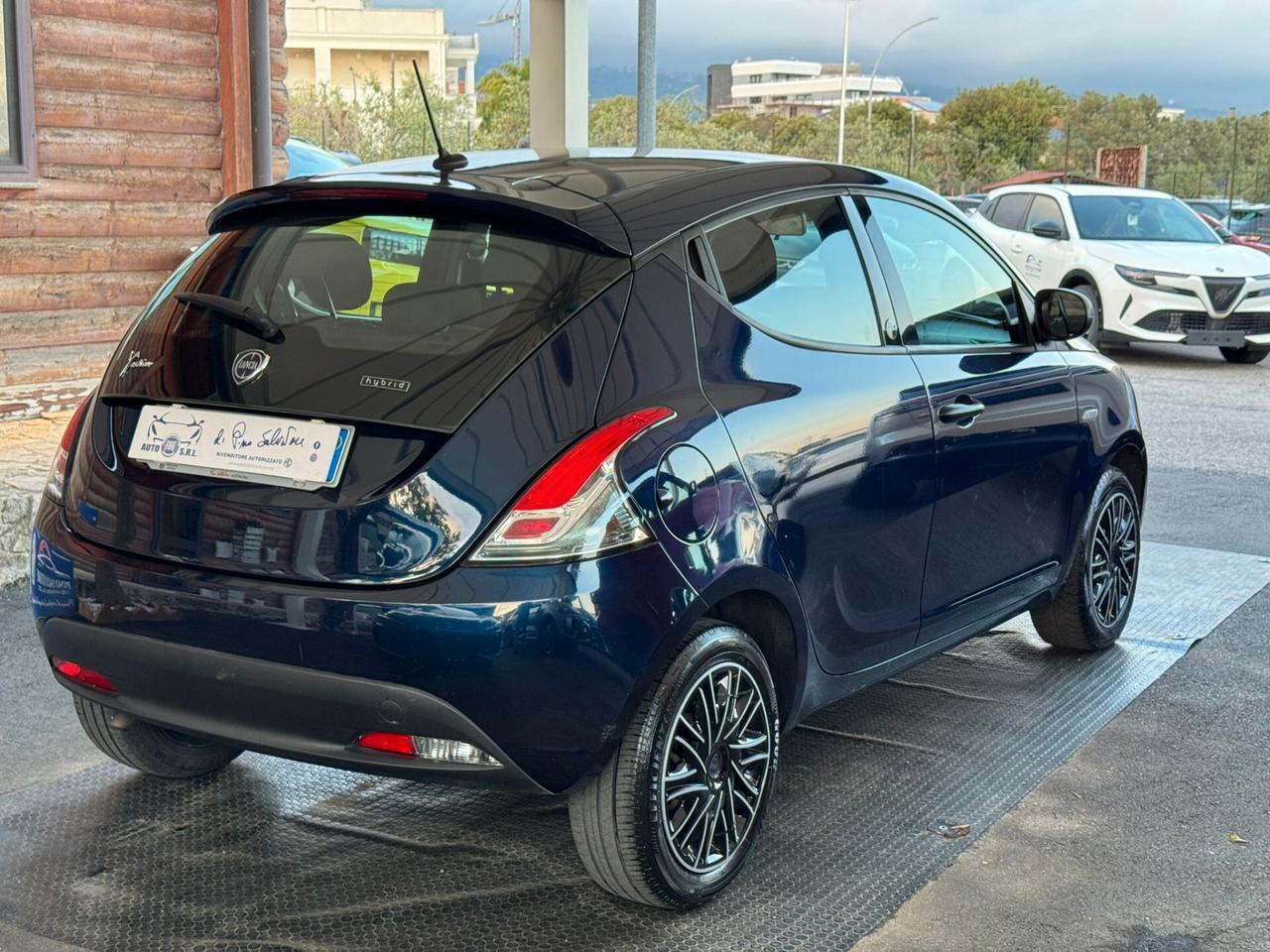 Lancia Ypsilon 1.0 FireFly 5 porte S&S Hybrid Ecochic Silver