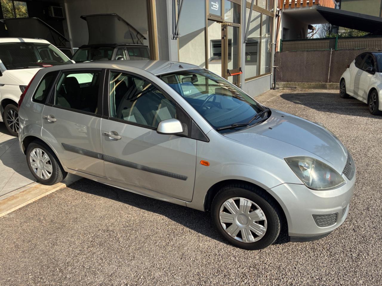 Ford Fiesta 1.4 TDCi Ghia - 5 porte