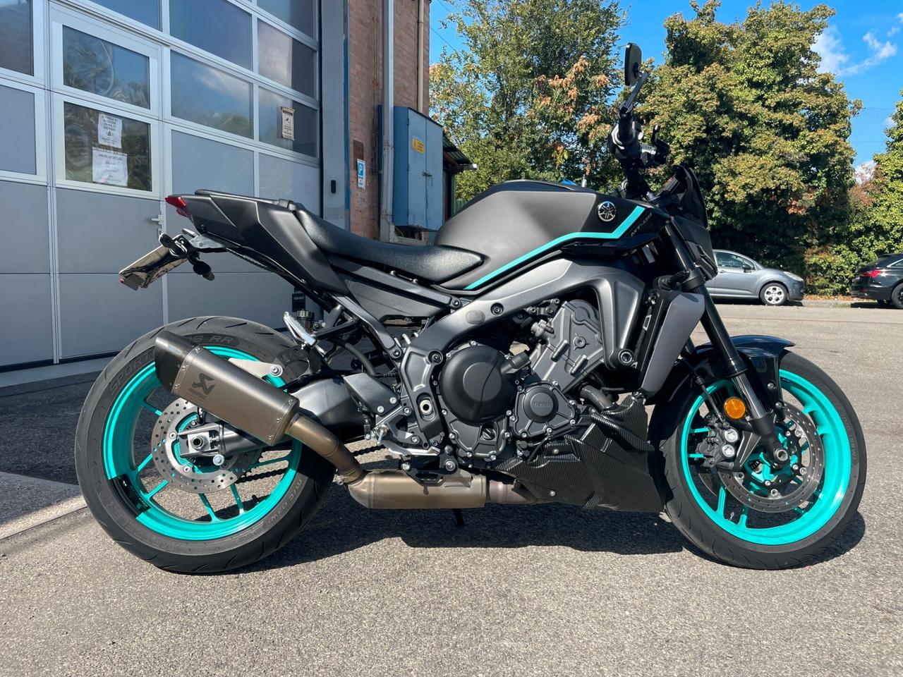 YAMAHA MT09 2024-SOLO 9.300 KM-AKRAPOVIČ COMPLETO -GARANZIA 03/2027
