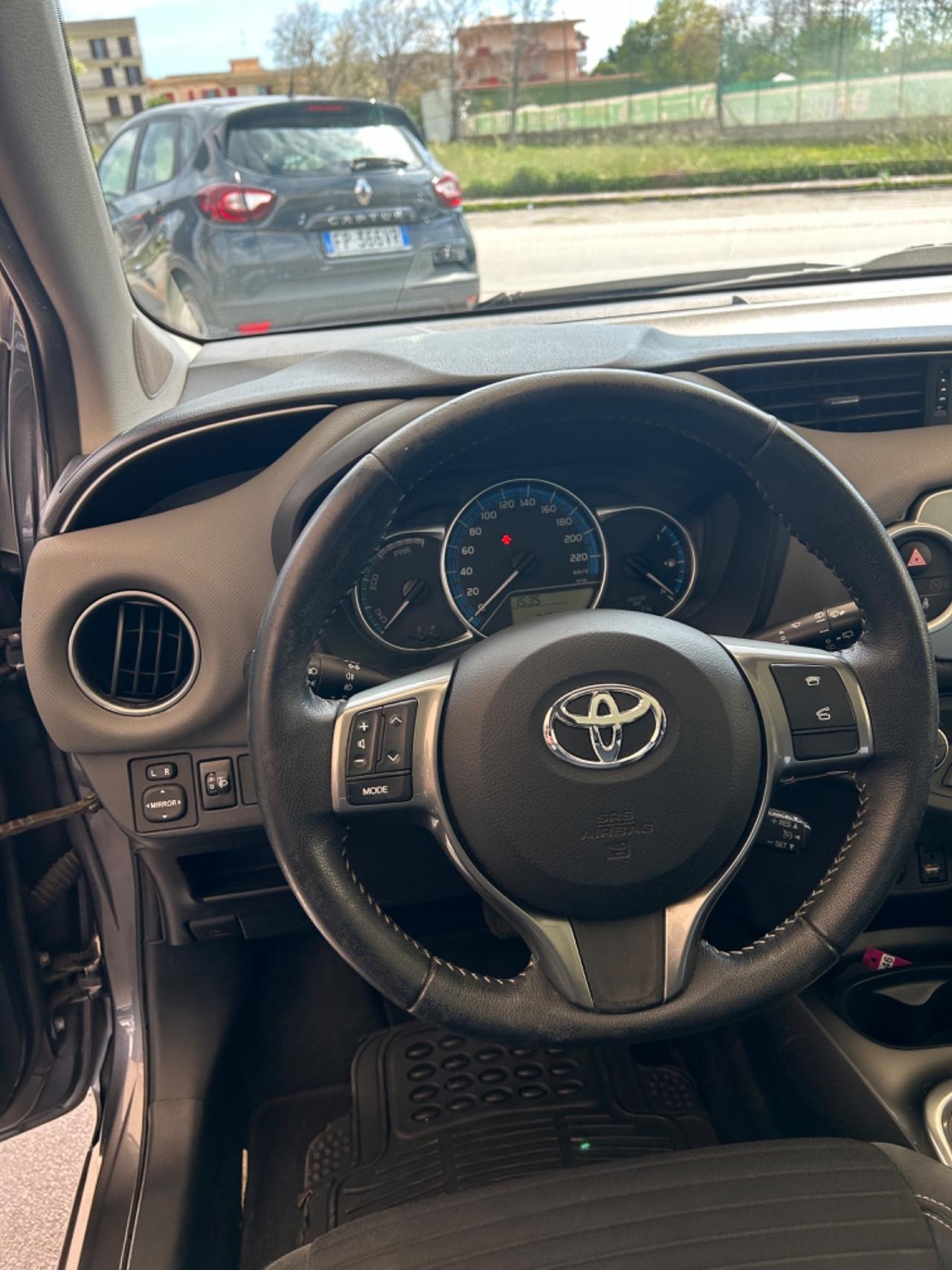 Toyota Yaris 1.5 Hybrid 5 porte by Glamour