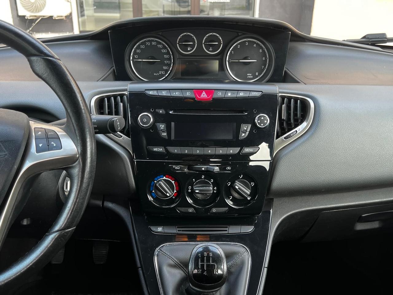 Lancia Ypsilon 0.9 TwinAir 85 CV 5 porte Metano Ecochic Platinum