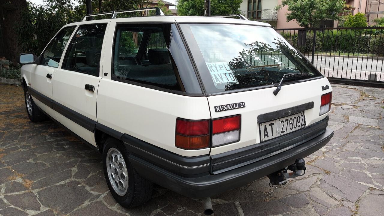 Renault R 21 Nevada 1.7 GTS + gancio traino