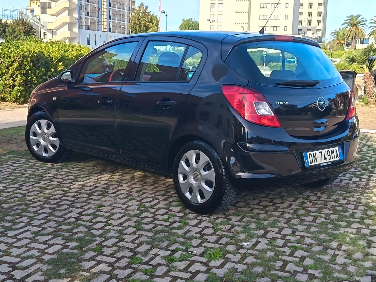 Opel Corsa 1.2 benz neopatentati 150.000km