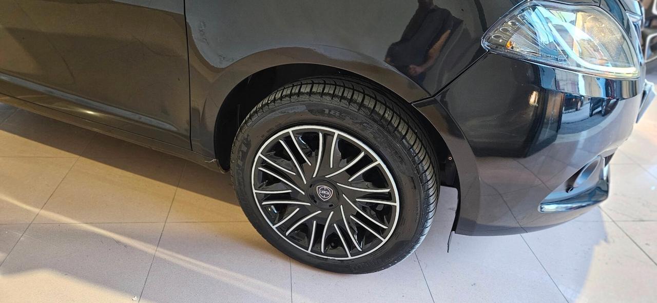Lancia Ypsilon 1.0 HYBRID 5 porte Posti Gold