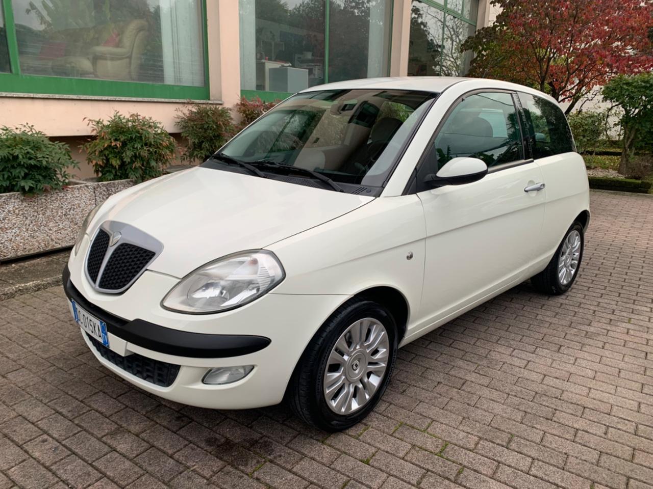 Lancia Ypsilon 1.2 Momo Design