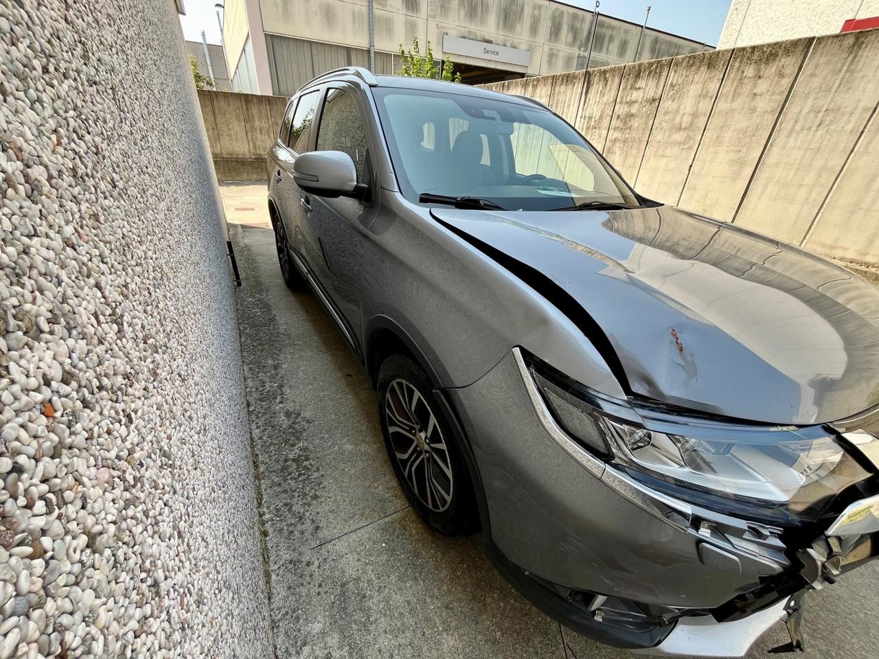 Mitsubishi Outlander 2.2 DI-D 4WD Instyle Plus SDA 7 posti