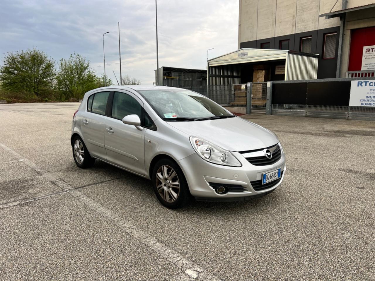 Opel Corsa 1.4 16V 5 porte Cosmo