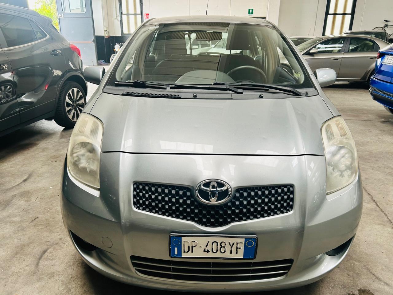 Toyota Yaris 1300 cc 85cv neopatentati