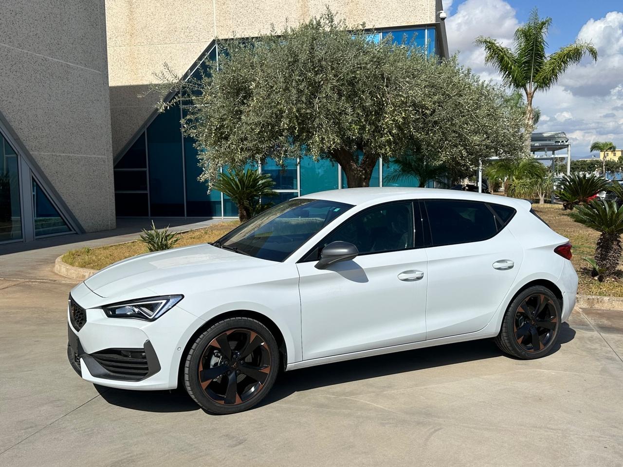 CUPRA Leon 1.5 hybrid dsg possibilità noleggio no scoring