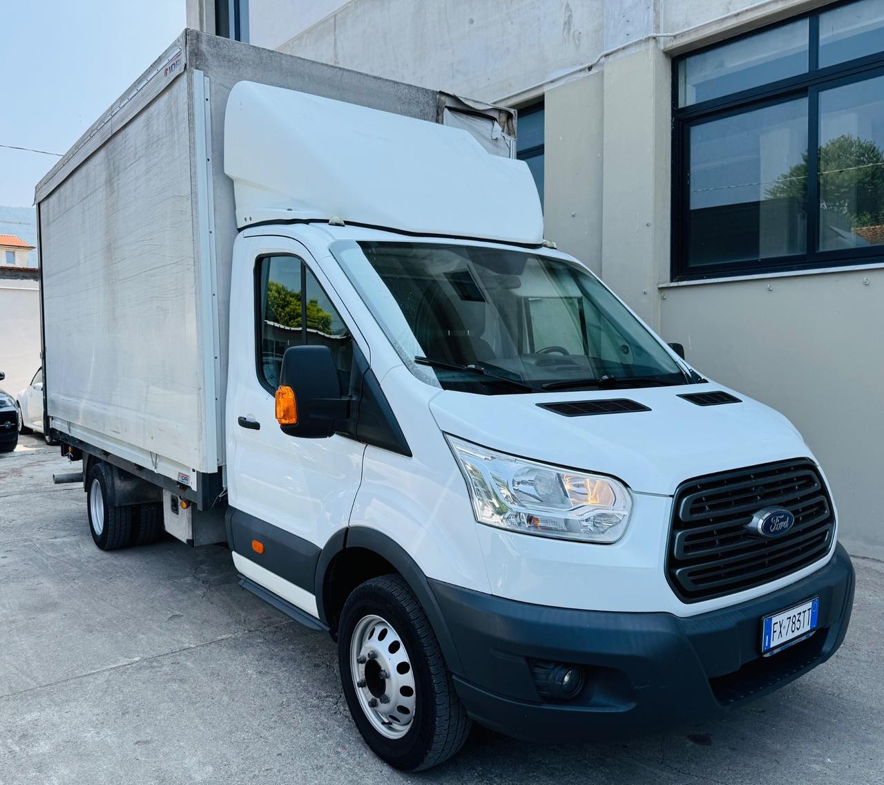 Ford Transit con la pedana ribasabile