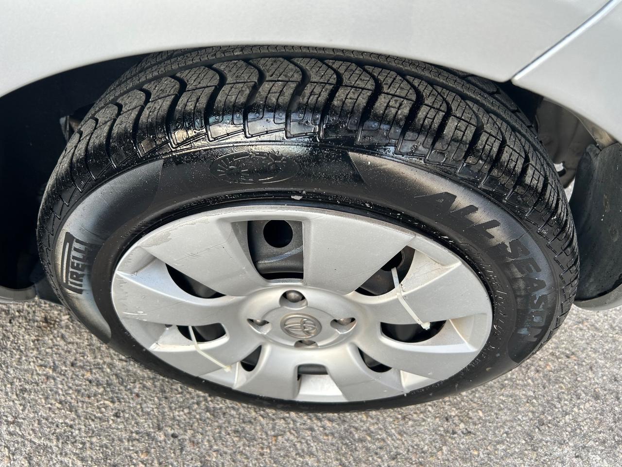 Toyota Yaris 1.3 5 porte cambio automatico 120000km