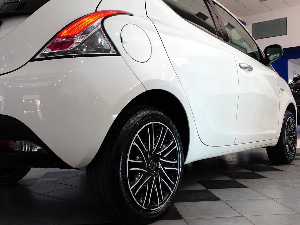 Lancia Ypsilon III 1.0 FIREFLY HYBRID 70 CV GOLD