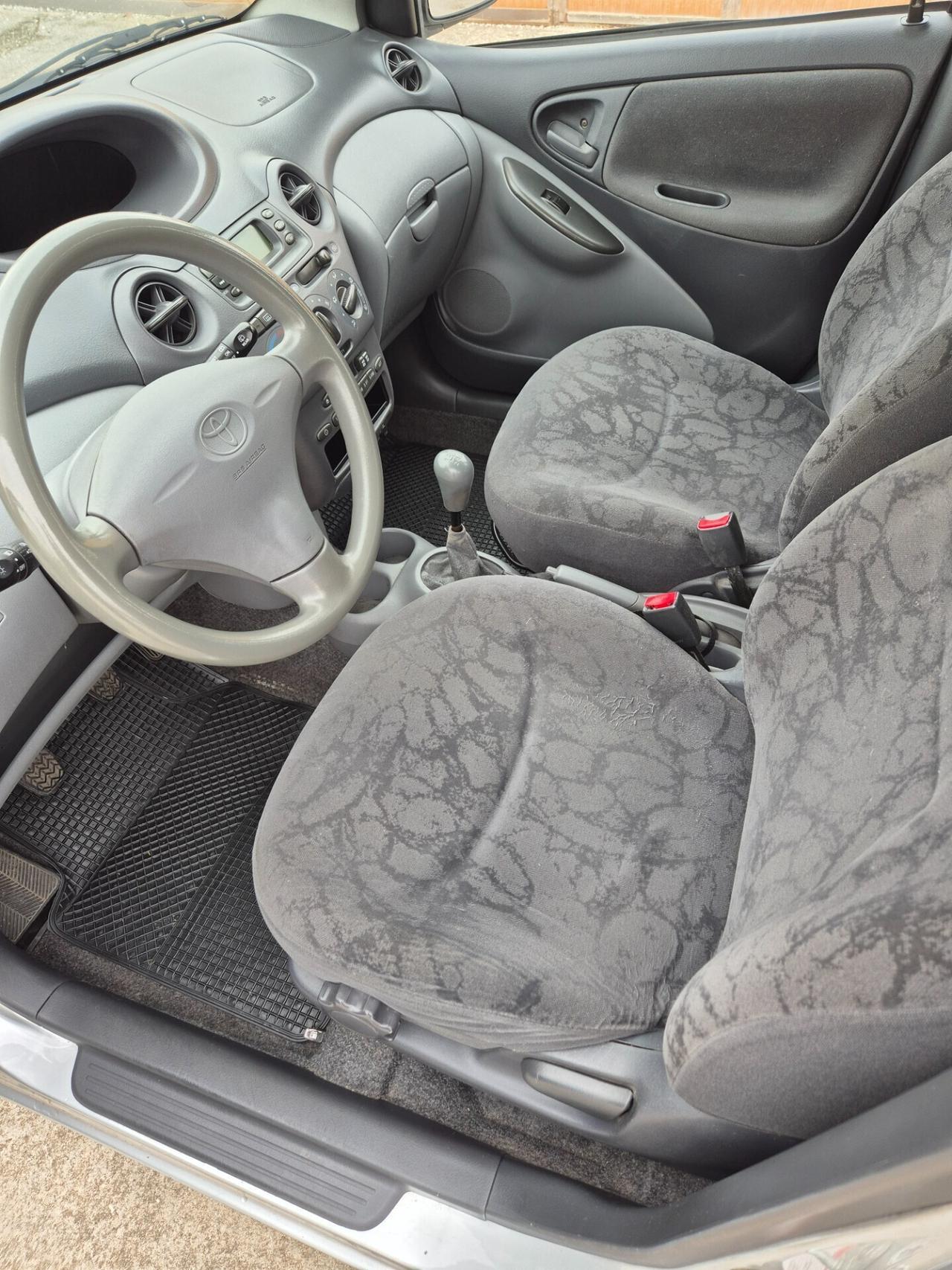 Toyota Yaris 1.0i 16V cat 5 porte neopatentati