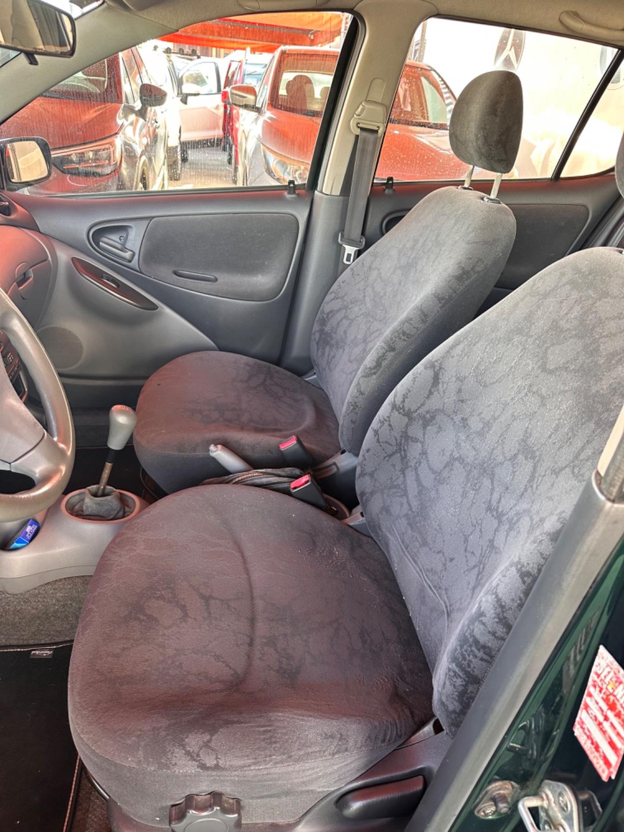 Toyota Yaris 1.0i 16V cat 5 porte Sol
