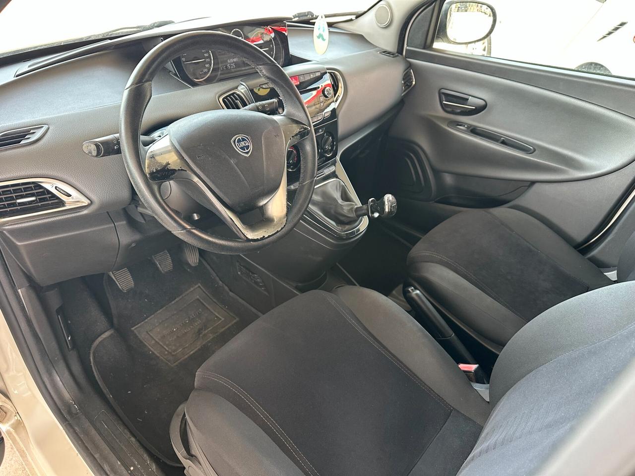 Lancia Ypsilon 1.2*8V*GOLD*PDC*MP3*CITY*NEOPATENTATI*