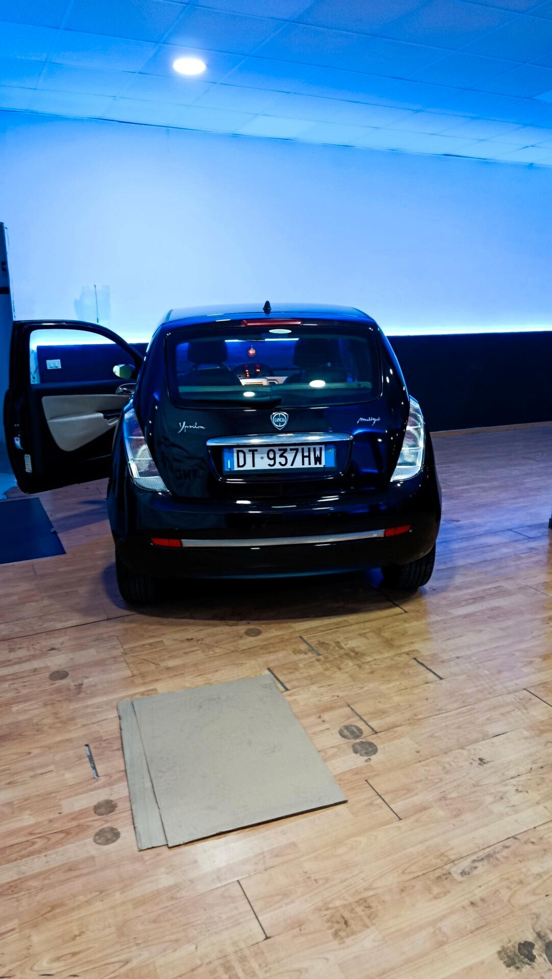 Lancia Ypsilon 1.3 MJT 75 CV Platino