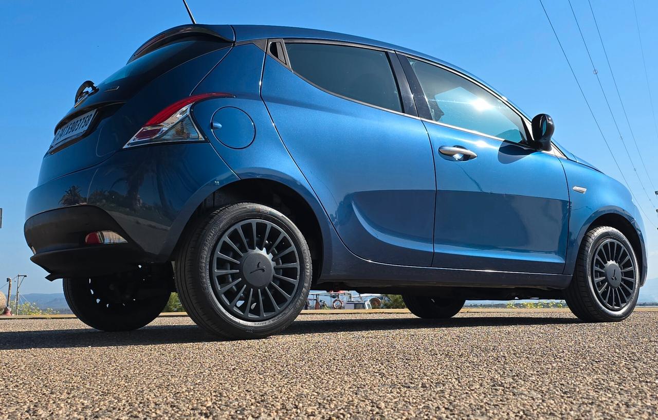 Lancia Ypsilon 1.0 FireFly 5 porte S&S Hybrid Ecochic Silver