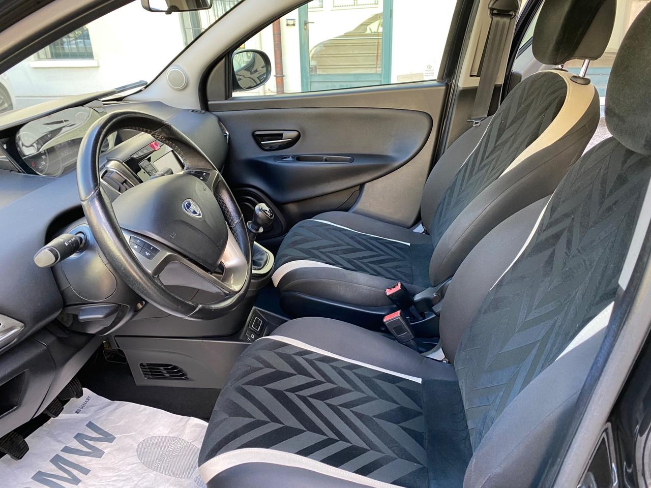 Lancia Ypsilon 1.2 69 CV 5 porte PLATINUM