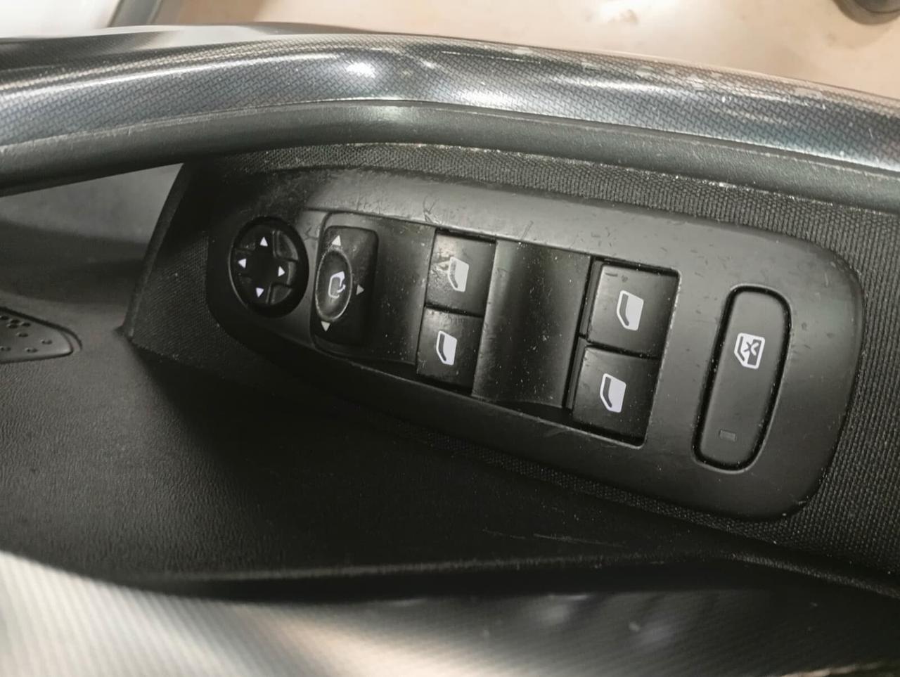 Peugeot 2008 1.6 e-HDi 92 CV Stop&Start Urban Cross