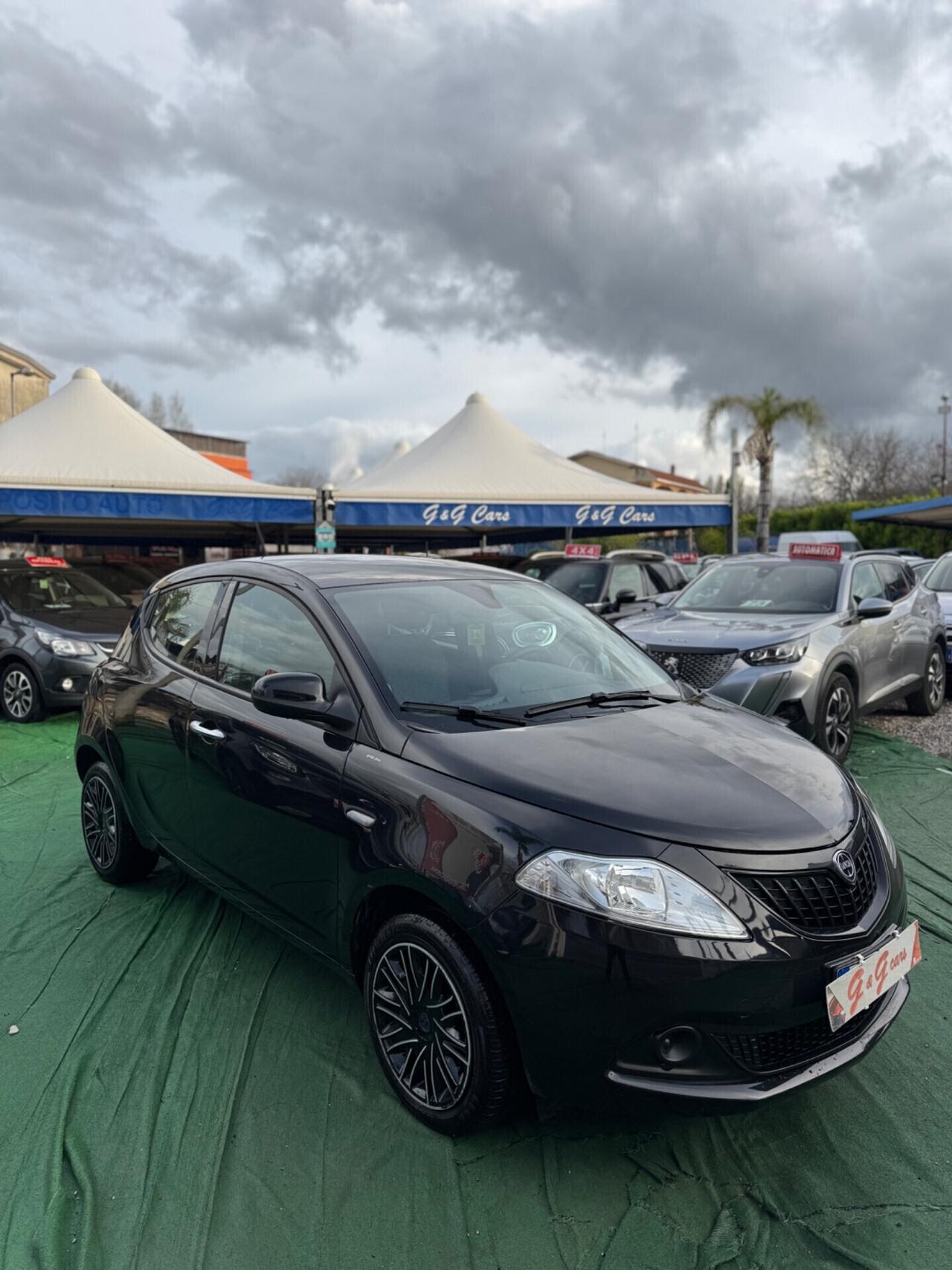 Lancia Ypsilon 1.0 FireFly 5 porte S&S Hybrid Silver