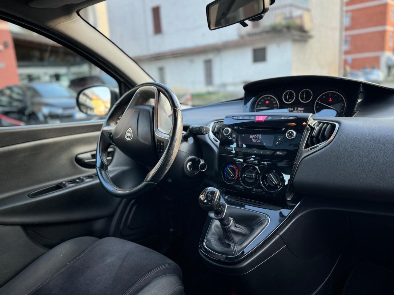 Lancia Ypsilon 1.2 5 porte GPL - TETTO PANORAMICO - NEOPATENTATI