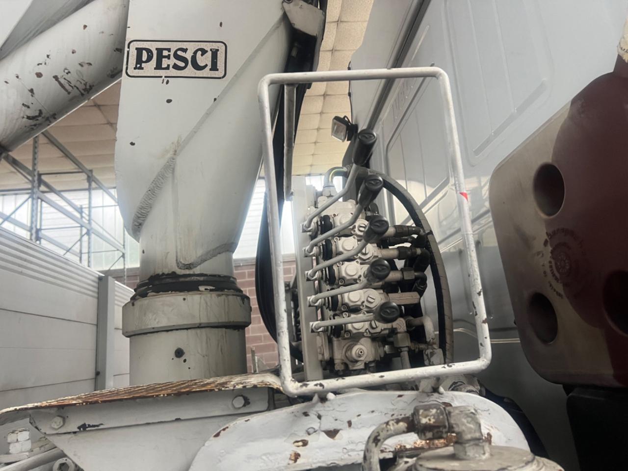 Iveco EuroTech Cursor Scarrabile Con Gru