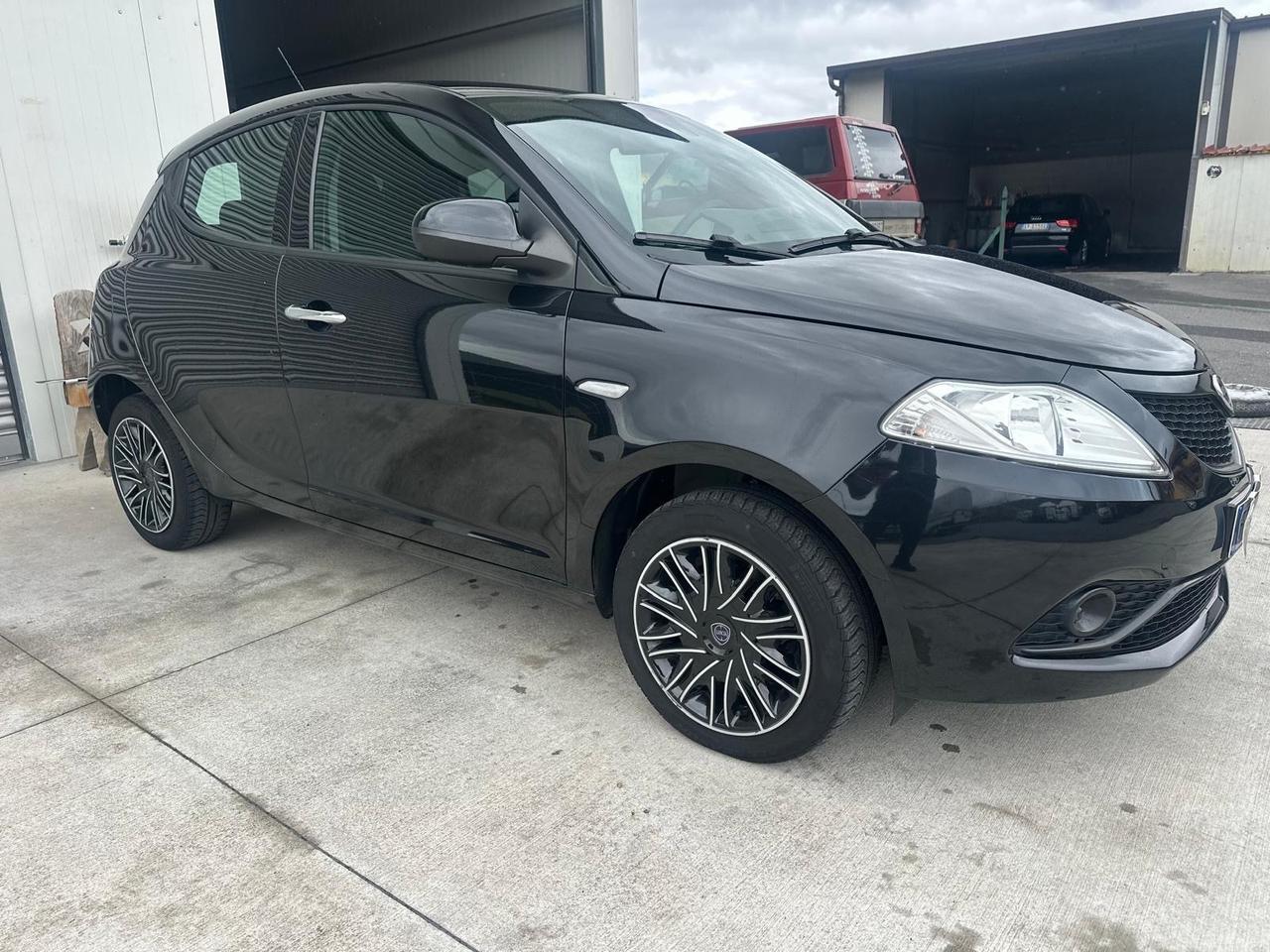 Lancia Ypsilon 1.2 69 CV 5 porte S&S Platinum