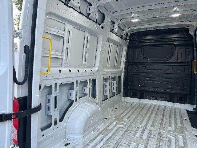 VOLKSWAGEN Crafter 30 2.0 TDI 140CV PM-TA Furgone Logistic