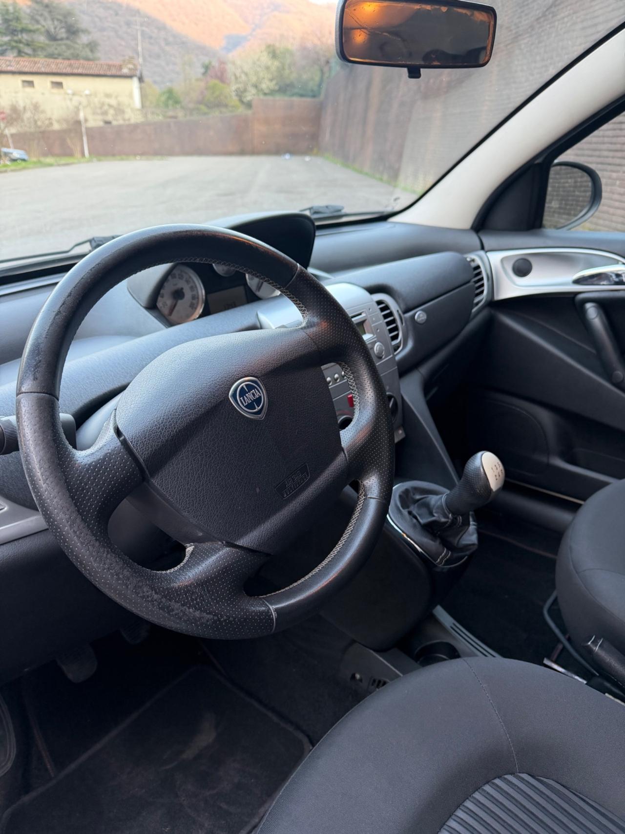 Lancia Ypsilon 1.3 MJT 75 CV Unyca