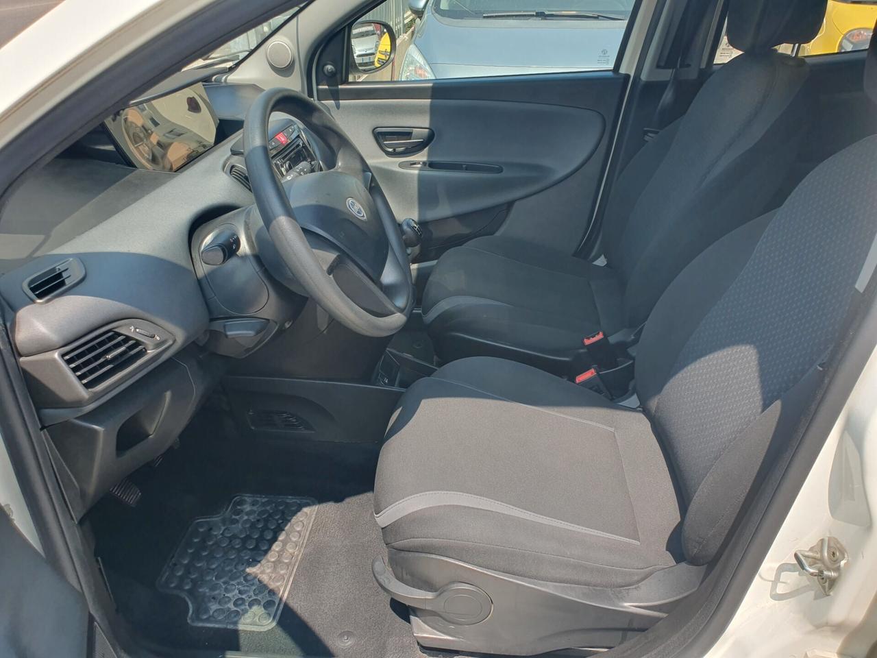 Lancia Ypsilon 1.2 69 CV 5 porte Neopatentati 2016