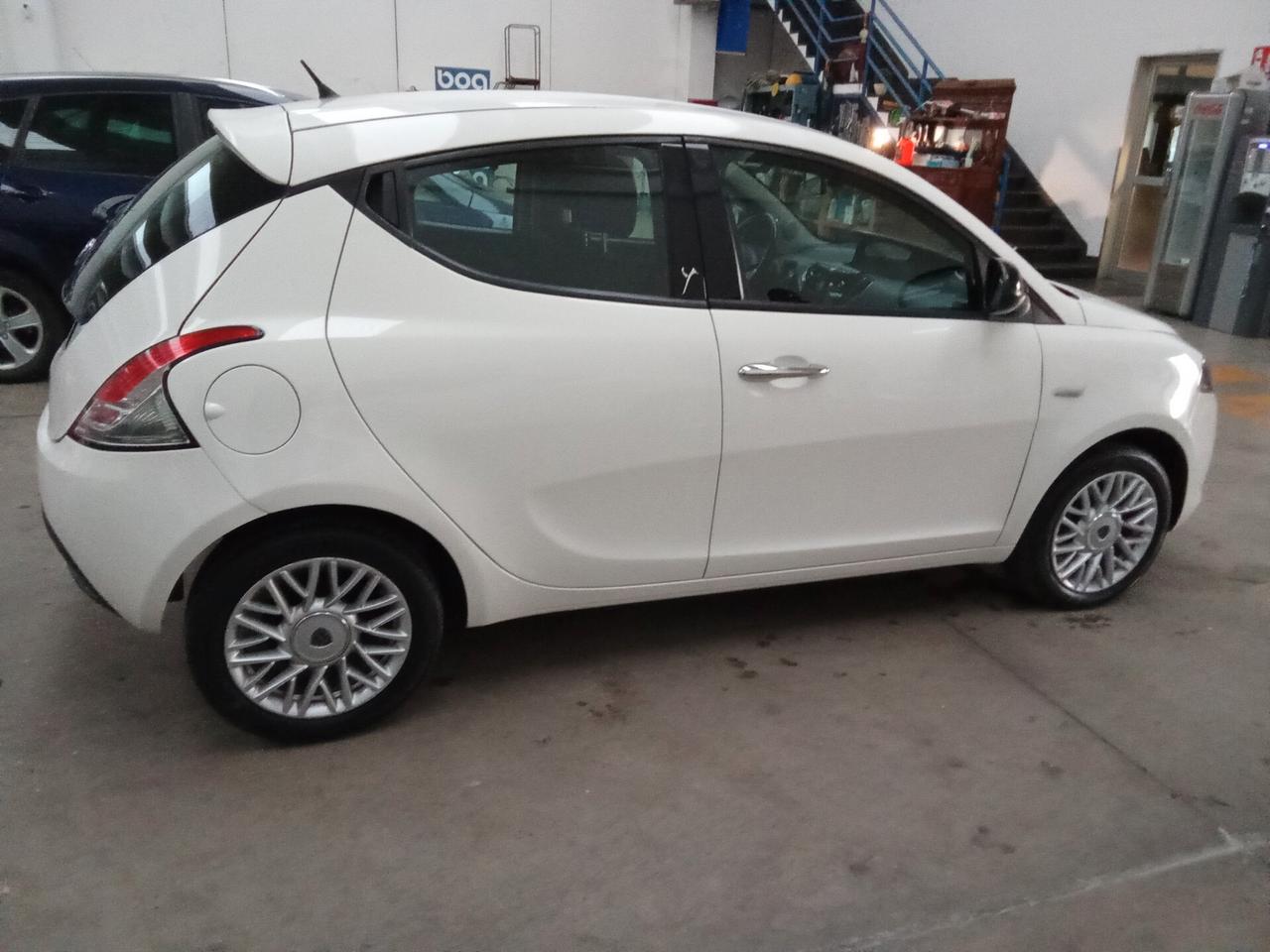 Lancia Ypsilon 1.2 69 CV . Neopatentati