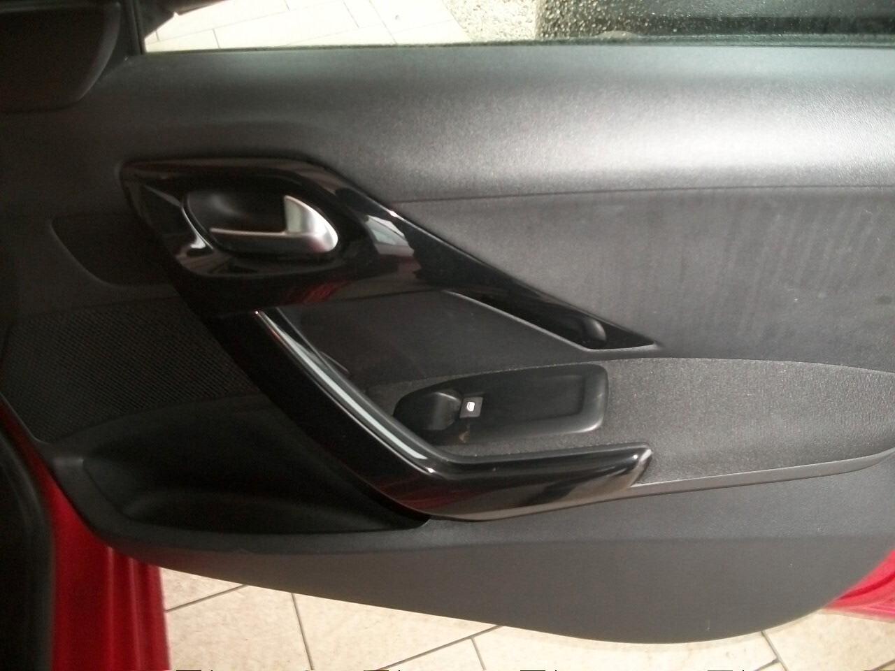 Peugeot 208 PureTech 82 5 porte Active riferimento fp836 CC 1199 EURO 06 KM 62940 TALIANDATI CON NAVI E SEDILI RISCALDATI GARANZIA UN ANNO SI NEOPATENTATI