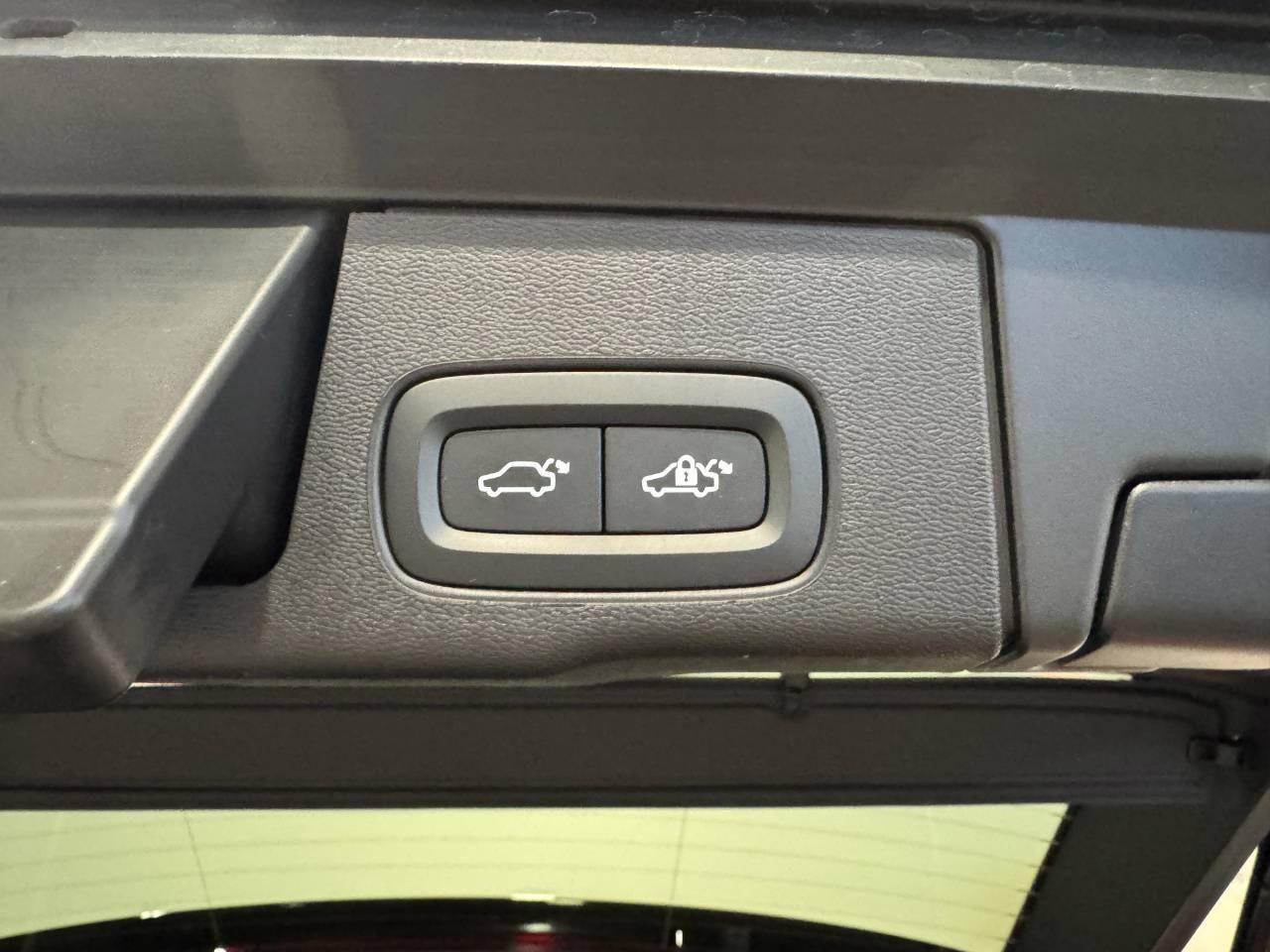 VOLVO XC60 B4 PLUS DARK AUTO