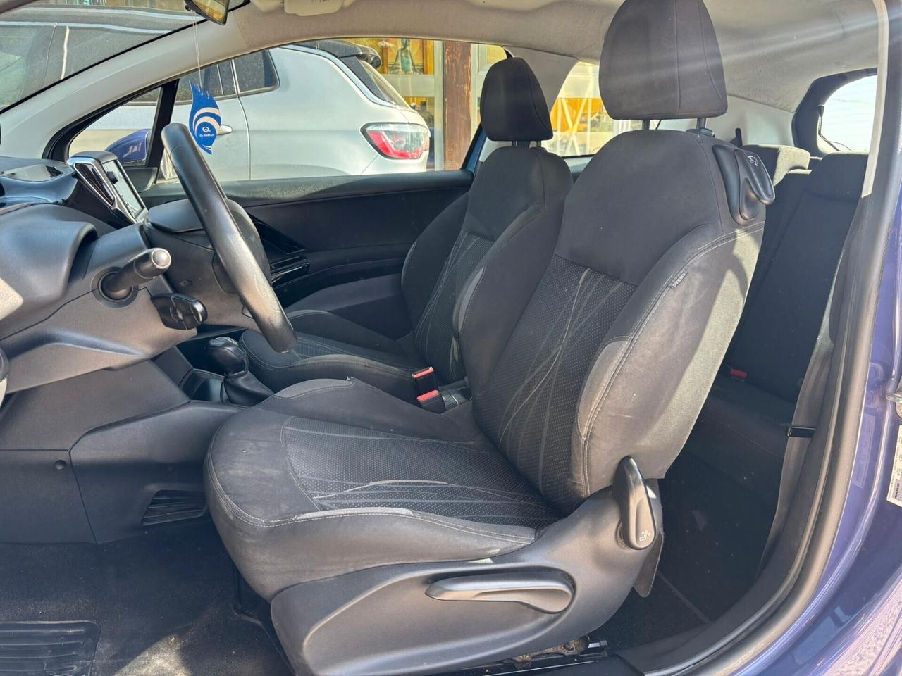 PEUGEOT 208 1.2 B - 2012