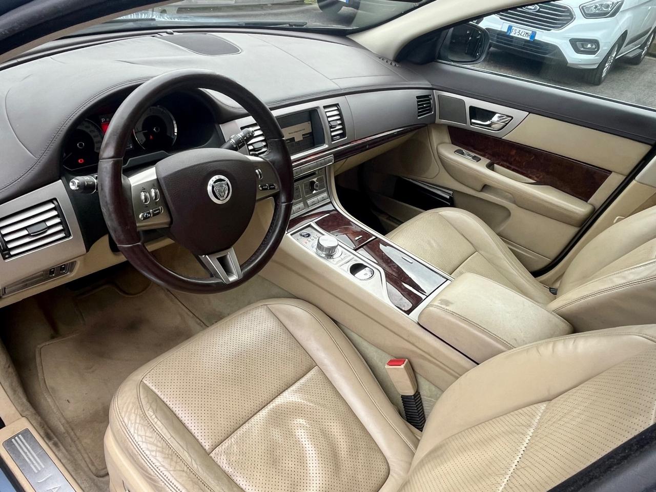 Jaguar XF 2.7D V6 Premium Luxury Grandinata