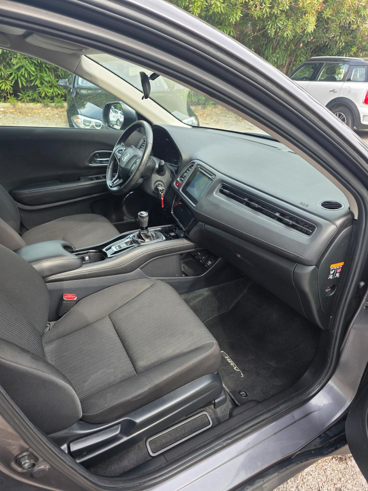 Honda HR-V Neo patentati 105000 kmHonda H-RV 1.6 disel 120 cavalli 88kw anno 2016 cambio manuale a 6 marce tagliando eseguito gomme al 85% interni perfetti esterni ottimi con un litro di gasolio si percore circa 20- 22 km lauto dispone di : Cerchi in lega