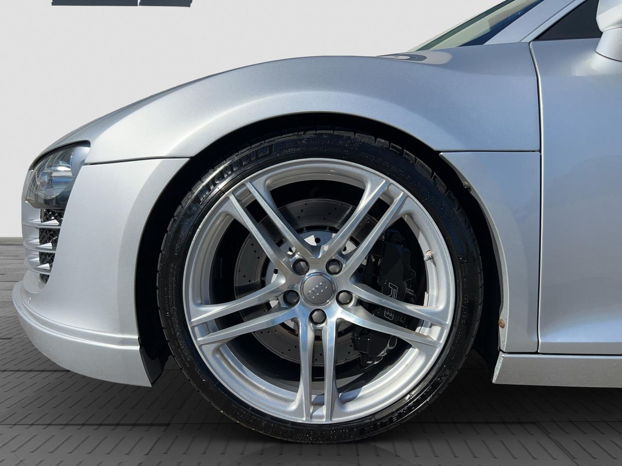 AUDI R8 4.2 V8 FSI quattro R tronic