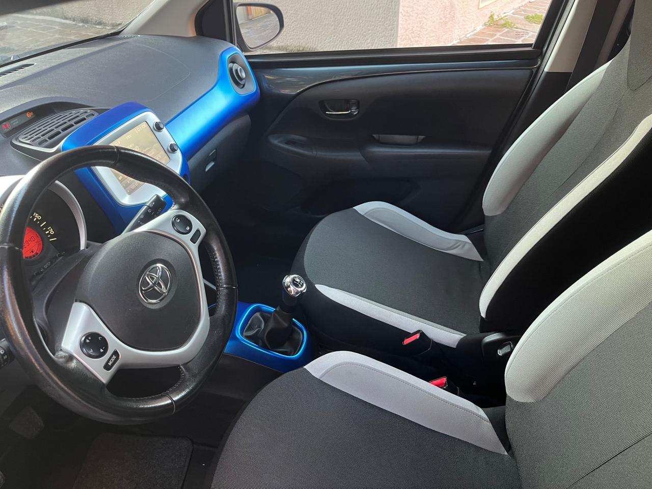 Toyota Aygo 1.0 VVT-i 69 CV 5 porte x-play TSS