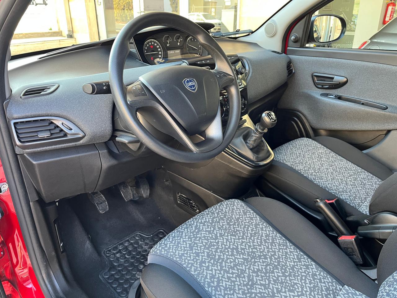 Lancia Ypsilon 1.0 Hybrid 5 porte 70cv -gz749ve-