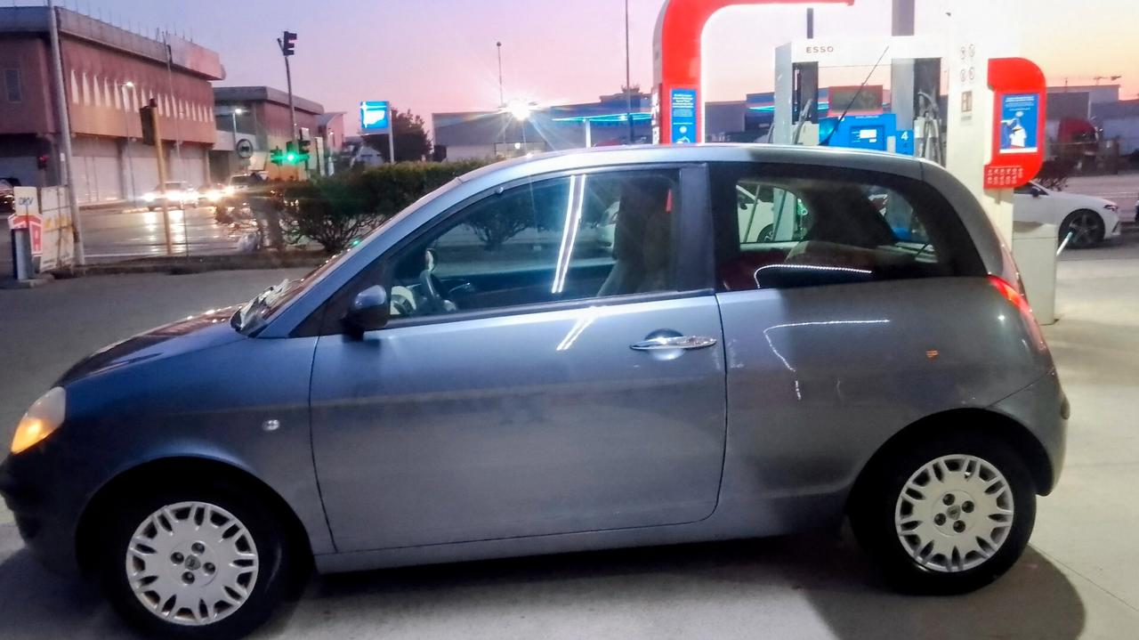 Lancia Ypsilon 1.2 16V 59kw NEOPATENTATI 05