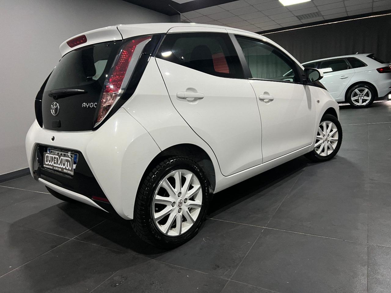 Toyota Aygo 1.0 VVT-i 69 CV 5 porte x-play MY