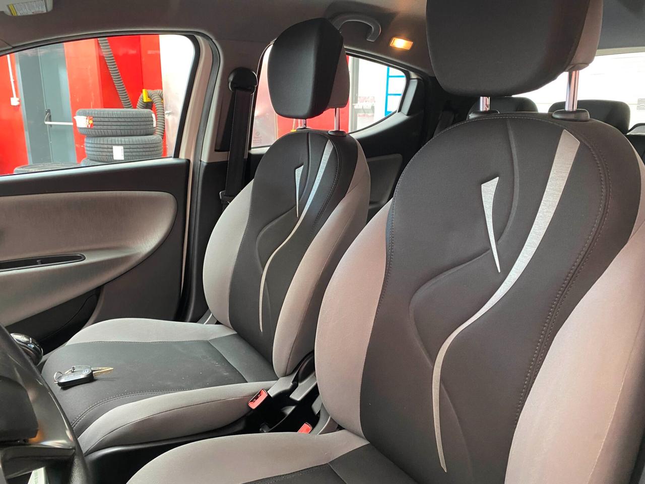 Lancia Ypsilon 1.2 69 CV 5 porte GPL Ecochic Silver