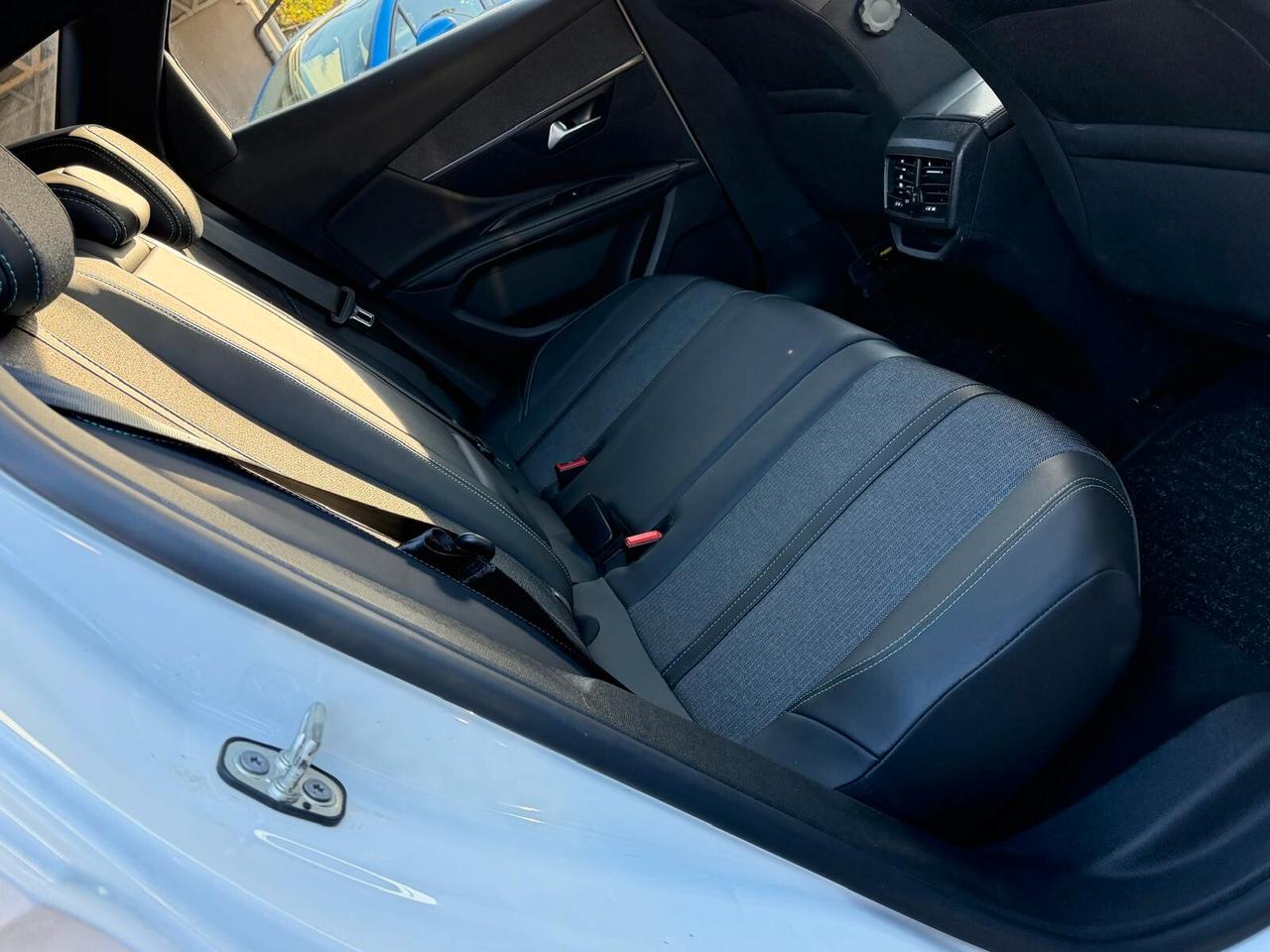 Peugeot 3008 1.5 BLUEHDI 130 cv. AT8 ALLURE (Nav)