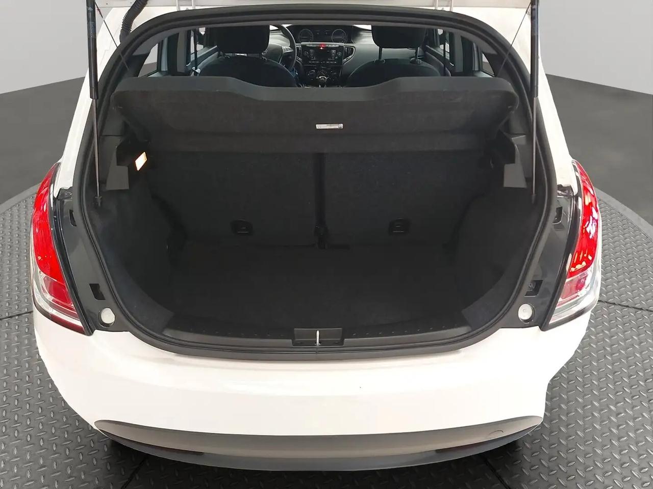Lancia Ypsilon 1.0 FireFly 5 porte S&S Hybrid Silver