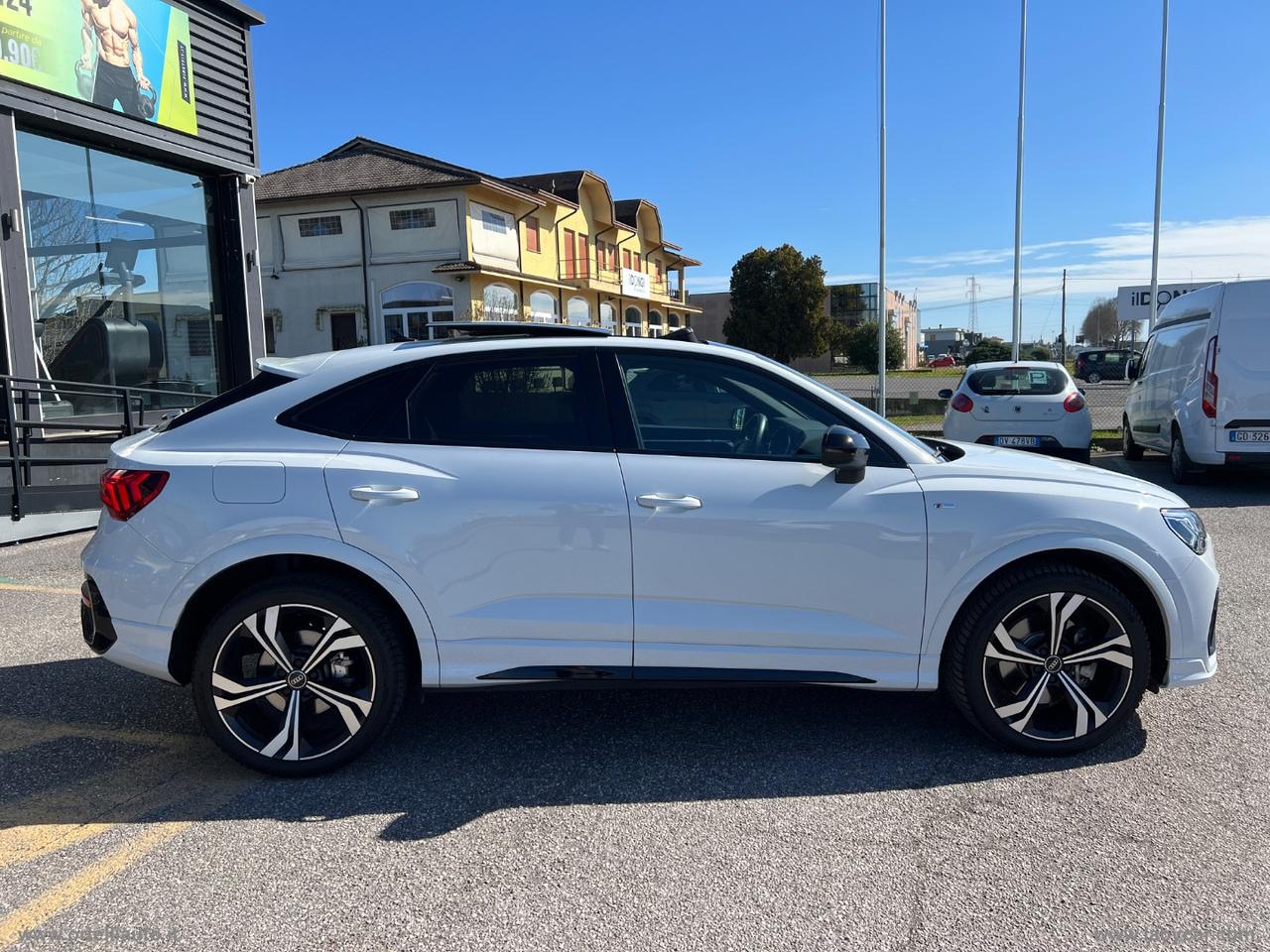 AUDI Q3 SPB 40 TDI quattro S tr. Ident. Black