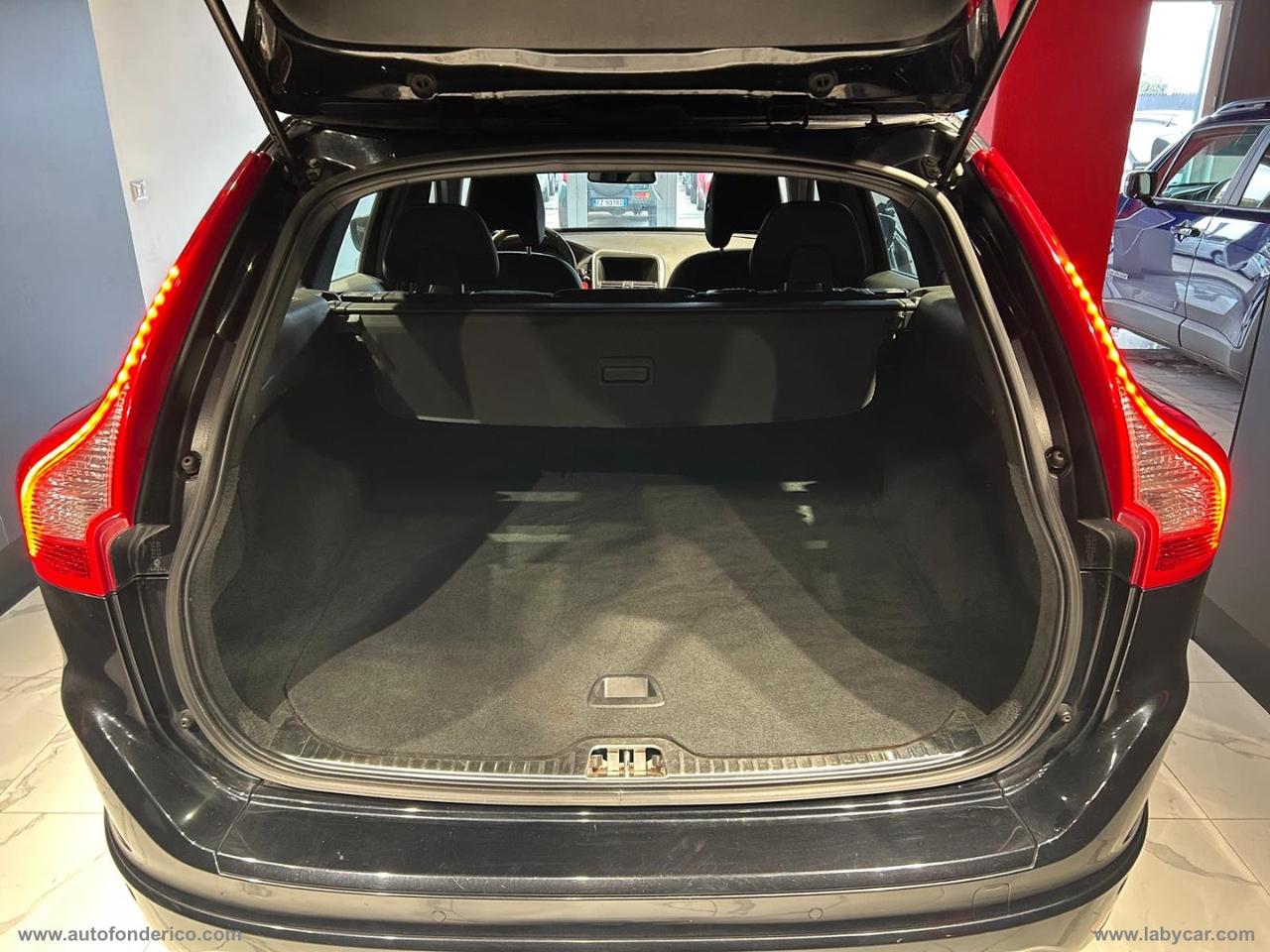 VOLVO XC60 D4 R-design Momentum