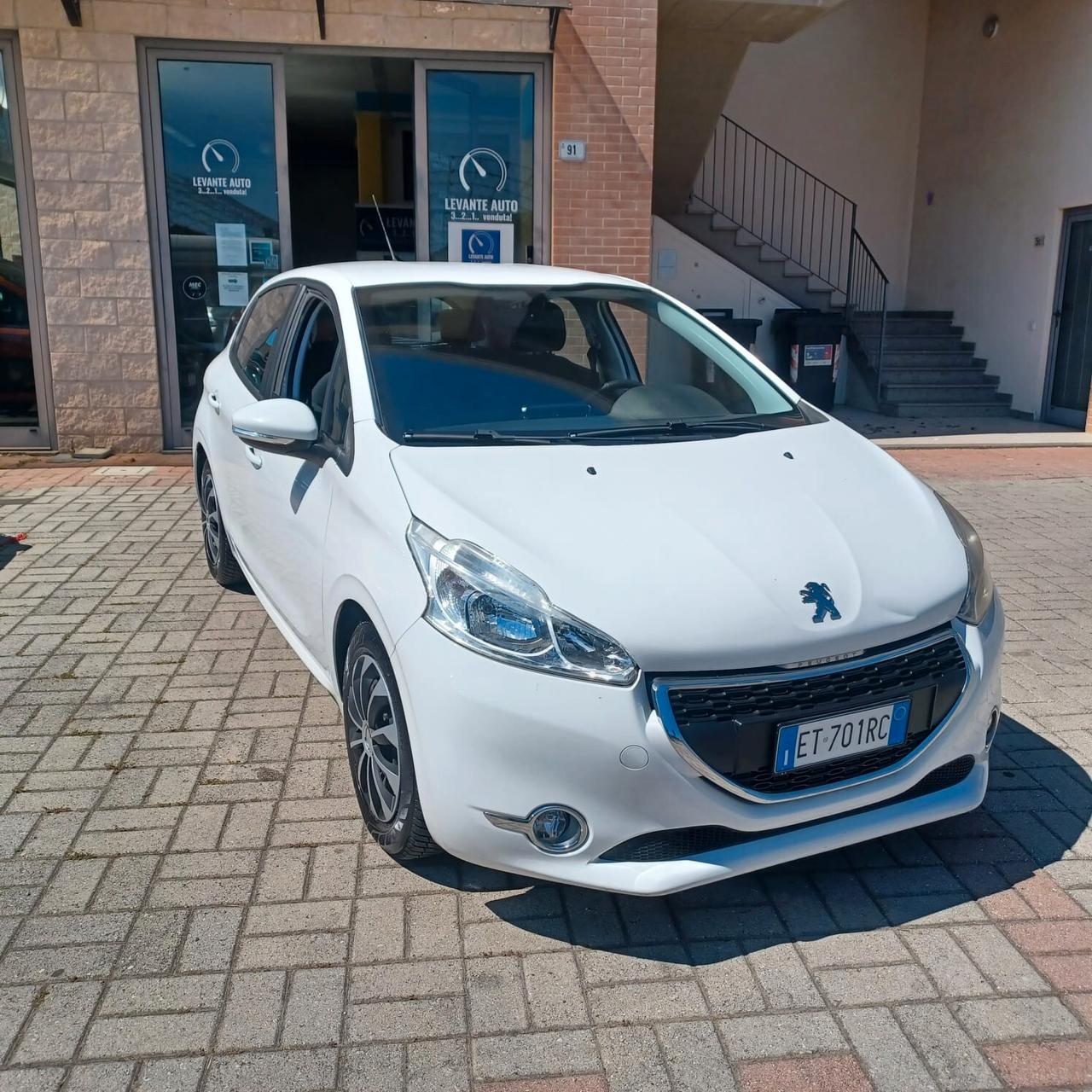 SEMBRA NUOVA PEUGEOT 208 1.4 GPL DI FABBRICA