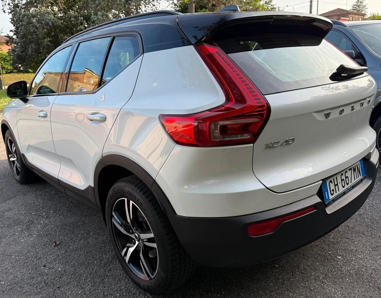 Volvo XC40 B4 AWD HYBRID Geartronic R-Design